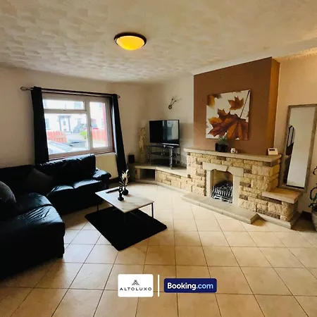 The European 3 Bedroom House By Altoluxoexperience Short Lets & Serviced With Free Parking בית נופש