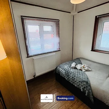The European 3 Bedroom House By Altoluxoexperience Short Lets & Serviced With Free Parking בית נופש *