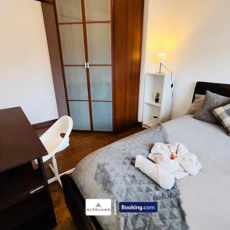 The European 3 Bedroom House By Altoluxoexperience Short Lets & Serviced With Free Parking בית נופש