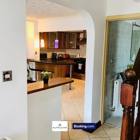 בית נופש The European 3 Bedroom House By Altoluxoexperience Short Lets & Serviced With Free Parking