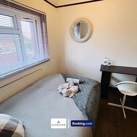 The European Classic 3Br By Altoluxo Short Lets & Serviced Accommodation With Free Wifi & Parking *
