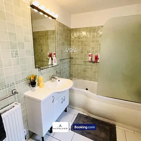 The European 3 Bedroom House By Altoluxoexperience Short Lets & Serviced With Free Parking בית נופש *